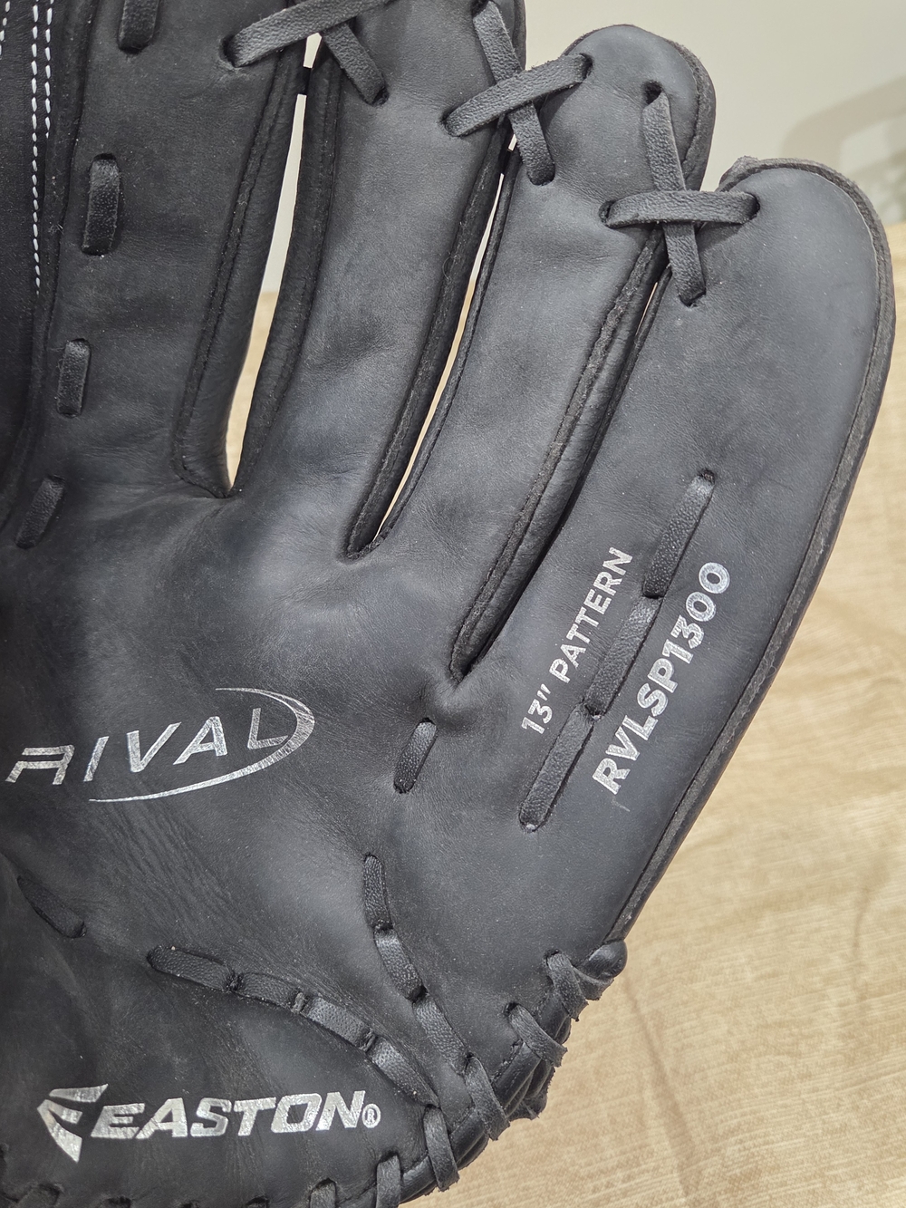 Easton Black Softball/Baseball Glove 13" Right Hand Throw - Picture 4 of 8